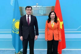  Заместитель министра иностранных дел Ле Тхи Тху Ханг (справа) и ее казахстанский коллега Алибек Бакаев (Источник: baoquocte) 