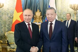 Генеральный секретарь ЦК Коммунистической партии Вьетнама (КПВ) То Лам (справа) и президент России Владимир Путин в Кремлевском дворце в Москве 10 мая (по местному времени). (Фото: ВИA)