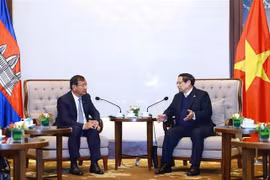 Премьер-министр Фам Минь Тьинь (справа) принимает заместителя премьер-министра Камбоджи, министра иностранных дел и международного сотрудничества Прака Сокхона в Ханое 25 февраля 2025 года (Фото: ВИA)