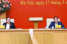 Председатель Национального собрания Чан Тхань Ман (слева) и премьер-министр Фам Минь Тьинь сопредседательствуют на мероприятии в Ханое 17 марта (Фото: ВИA)
