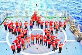 Зарубежные вьетнамцы во время поездки с визитом к военнослужащим и жителям острова Чыонгша. (Фото: ВИА) 