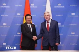 Заместитель председателя НС Ле Минь Хоан (слева) и первый заместитель председателя Государственной Думы России Иван Мельников (Фото: ВИA)