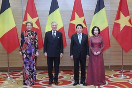 Президент Лыонг Кыонг с супругой и король Бельгии Филипп и королева Матильда на государственном банкете. (Фото: ВИA)