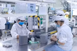 Рабочие производят электронные компоненты на предприятии Star Engineers Vietnam в индустриальном парке Биньсюен I провинции Футхо. (Фото: ВИА) 