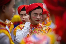 Фестиваль проводится ежегодно с 9-го по 12-й день первого лунного месяца и посвящен Бо Кай Дай Выонг Фунг Хынгу, национальному герою, который сражался с иностранными захватчиками и защищал страну. На фото: Процессия паланкинов на фестивале. (Фото: ВИA)