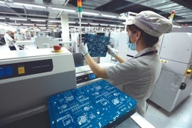 Рабочие на заводе VNPT в парке высоких технологий Хоалак в Ханое (Фото: ВИA)