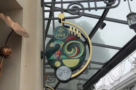 У штаб-квартиры Ханойской фондовой биржи (HNX) в Ханое. (Фото: ВИА)