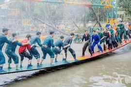 Туристы наслаждаются развлечениями в районе дельты Меконга. (Фото: qdnd.vn)