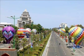 Воздушные шары на улице Нгуен Тат Тхань в городе Фантхьет, южно-центральная провинция Биньтхуан. (Фото: ВИA)