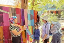 Изделия ручной работы из парчи деревни Ланнгоай пользуются популярностью у туристов, особенно у иностранцев. (Фото: ВИА)