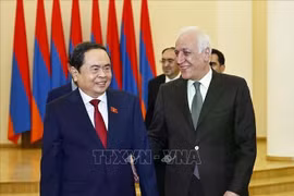 Председатель НС Чан Тхань Ман (слева) и президент Армении Ваагн Хачатурян на встрече в Ереване 3 апреля. (Фото: ВИA)