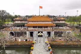 Посетители в Императорском городе Хюэ. (Фото: ВИA)