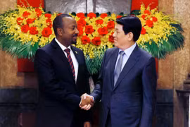 Президент государства Лыонг Кыонг (справа) приветствует премьер-министра Эфиопии Абия Ахмеда Али в Ханое 16 апреля. (Фото: ВИA)