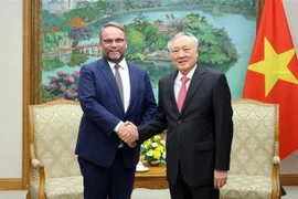 Постоянный заместитель премьер-министра Нгуен Хоа Бинь (справа) и Тимон Греммельс, министр науки и исследований, искусств и культуры земли Гессен, на встрече в Ханое 21 октября (Фото: ВИA)