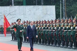 Генеральный секретарь ЦК КПВ То Лам (справа), который также является секретарем Центральной военной комиссии, обходит отряд почетного караула во время своего рабочего визита в 7-й военный округ 8 января. (Фото: ВИA)