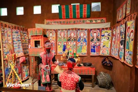 Отдельные образцы женских украшений представлены в музее. Посетители, приходя в Этнографический музей, знакомятся с уникальными образцами народной культуры, отражающими самобытную идентичность каждой народности Вьетнама. (Фото: Хоай Нам / Vietnam+)