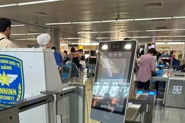 Система распознавания лиц (Face ID) установлена на пункте контроля безопасности в международном аэропорту Дананг. Аэропорт стал первым во Вьетнаме, где применяется полностью автоматизированное обслуживание пассажиров от регистрации до посадки. (Фото предоставлено ACV Da Nang)