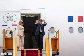 Президент Франции Эммануэль Макрон и его супруга прощаются с Вьетнамом перед вылетом их самолета из международного аэропорта Нойбай во второй половине дня 27 мая. (Фото: dantri.com.vn)