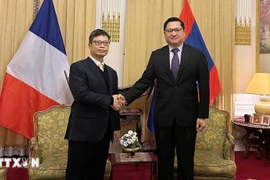 Посол Вьетнама во Франции Чинь Дык Хай передал новогодние пожелания крепкого здоровья, мира и успехов послу Лаоса Каламунгкхуне Суфанувонгу, а также всем сотрудникам обеих дипмиссий и членам их семей. (Фото: ВИА) 