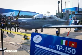 На открытой площадке выставки TP-150 представлен как решение местного производства как для военных тренировок, так и для патрулирования. (Фото: Вьетнам+)