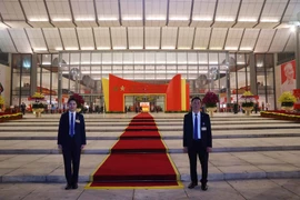 Сотрудники службы безопасности несут дежурство в главном вестибюле Национального конференц-центра. (Фото: ВИА)