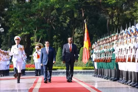 Премьер-министр Фам Минь Тьинь (слева) и премьер-министр Эфиопии Абий Ахмед Али обходят строй почетного караула. (Фото: ВИA)