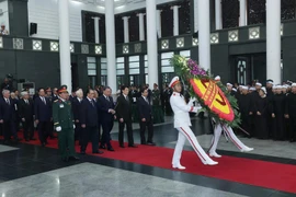 Делегация Центрального комитета Коммунистической партии Вьетнама во главе с Генеральным секретарем То Ламом отдает дань уважения бывшему Президенту государства Чан Дык Лыонгу. (Фото: ВИA)