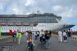 Международный круизный лайнер Adora Mediterranea прибывает в порт Чанмай, доставив 2 613 пассажиров и 732 члена экипажа из Гуанчжоу (Китай) в город Хюэ. (Фото ВИА) 