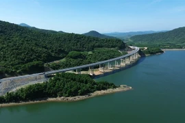 Участок скоростной автомагистрали Вунганг - Бунг, проходящий вдоль побережья и входящий в состав магистрали Север—Юг. Фото: ВИА.