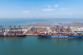 Контейнеровоз COSCO SHIPPING AQUARIUS успешно принимается в порту Хайфона 22 апреля 2026 года. Фото: baochinhphu.vn. 