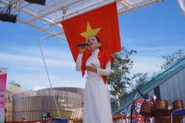 Представитель Вьетнама в традиционном национальном костюме *аозай* на Всемирной выставке EXPO 2025 в Осаке. (Фото: Vietnam+)