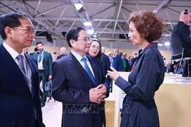 Премьер-министр Фам Минь Тьинь (в центре) встречается с генеральным директором ЮНЕСКО Одри Азулай 9 июня. (Фото: ВИA)