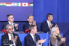 Генеральный секретарь Коммунистической партии Вьетнама То Лам (в центре, задний ряд) принимает участие в учредительном заседании Совета мира Газы в Вашингтоне, округ Колумбия, утром 19 февраля (по местному времени) по приглашению президента США Дональда Трампа, который также является председателем-учредителем Совета. (Фото: ВИA) 