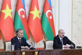Генеральный секретарь ЦК Коммунистической партии Вьетнама То Лам (слева) и президент Азербайджана Ильхам Алиев на пресс-конференции. (Фото: ВИA)