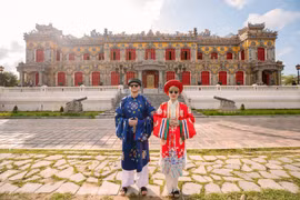 Иностранные туристы в традиционных вьетнамских костюмах. (Фото: traveleverywhere.vn) 