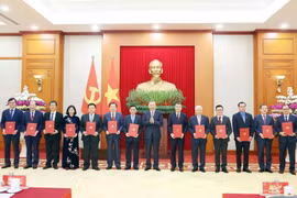 Генеральный секретарь партии То Лам представляет решения о полномочиях, функциях, задачах, организационных структурах и рабочих отношениях 13 ведомств. (Фото: ВИA)