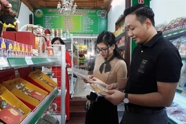 Покупатели покупают товары в магазине OCOP в Ханое. (Фото: kinhtedothi.vn)