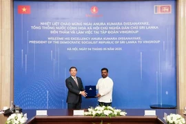 Вице-председатель и генеральный директор Vingroup Нгуен Вьет Куанг (слева) вручает сувенир президенту Шри-Ланки Ануре Кумаре Диссанаяке 4 мая. (Фото: ВИA)