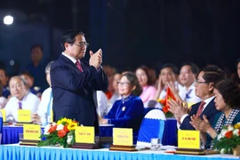 Премьер-министр Фам Минь Тьинь принимает участие в программе в Кондао 3 мая. (Фото: ВИA)
