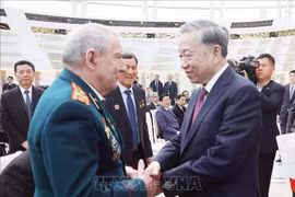 Генеральный секретарь ЦК КПВ То Лам пожимает руку белорусскому ветерану, внесшему выдающийся вклад в развитие Вьетнама. (Фото: ВИA)