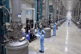 Производственная линия материалов для солнечных батарей на предприятии JA Solar Vietnam Co., Ltd., инвестированном Гонконгом (Китай), расположенном в промышленном парке Куангчау провинции Бакнинь. (Фото: ВИА) 