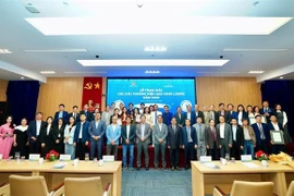 Физические лица и организации, удостоенные Премии за энергоэффективность в промышленности и строительстве - 2025. (Фото: bnews.vn) 