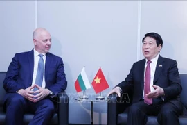  Президент Лыонг Кыонг встречается с премьер-министром Болгарии Росеном Желязковым. (Фото: ВИА) 