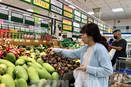 Покупатель приобретает фрукты в супермаркете города Хошимин. (Фото: ВИА)