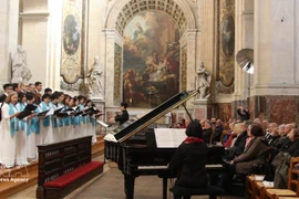 Хор «Кеухыонг» (Родина) выступает на 28-м Международном хоровом фестивале в Париже в соборе Сен-Рош. (Фото: ВИА) 