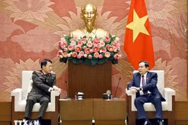 Председатель Национального собрания Чан Тхань Ман (справа) и министр общественной безопасности генерал Лыонг Там Куанг на встрече 4 февраля (Фото: ВИA)