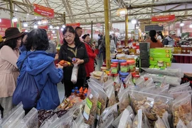 Посетители делают покупки на Ярмарке «Весна-2026». (Фото: ВИА) 