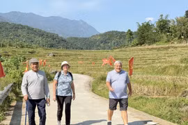 Иностранные туристы посещают Пулуонг в провинции Тханьхоа. (Фото: ВИА) 