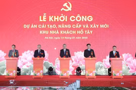 Генеральный секретарь партии То Лам (в центре) и делегаты нажимают на кнопки, чтобы запустить проект по модернизации и строительству комплекса гостевых домов на Западном озере в Ханое 15 января (Фото: ВИA)