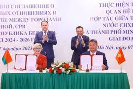Премьер-министр Беларуси Роман Головченко (стоит слева) и председатель Народного комитета Ханоя Чан Ши Тхань стали свидетелями подписания программы сотрудничества по реализации договора о дружбе и сотрудничестве между Ханоем и Минском на 2023 год. (Фото: ВИA)